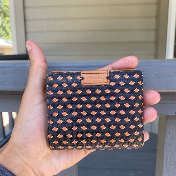Fossil Handbags - Fossil Mini Black and Tan Patterned Wallet